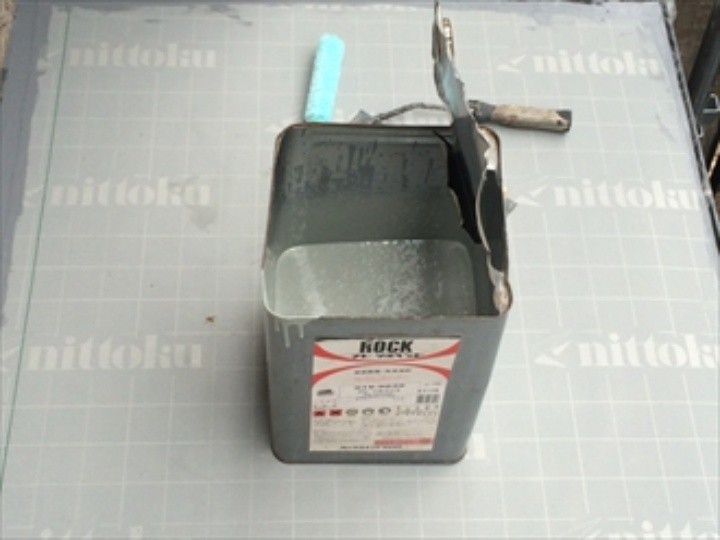 撹拌したウレタンを床面に塗布