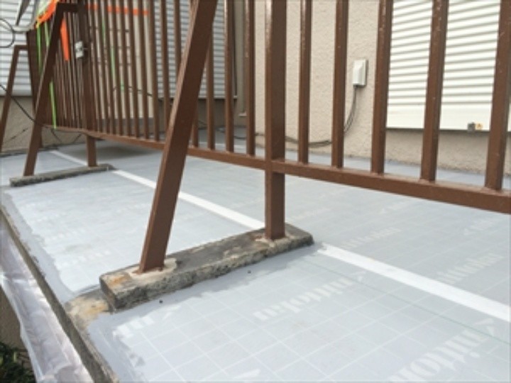 ルーフバルコニーの端部や立上り部分にシーリングを施工