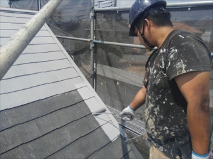 屋根の下塗り作業