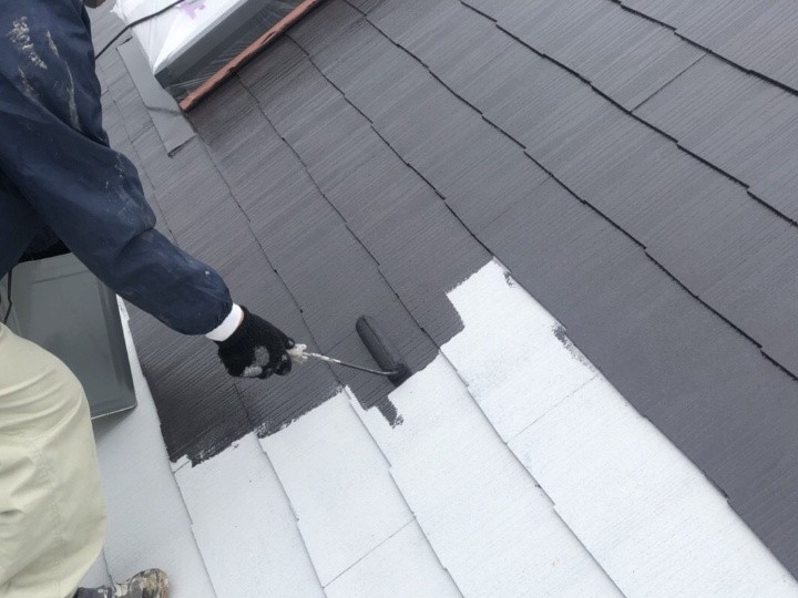 屋根の「中塗り」作業