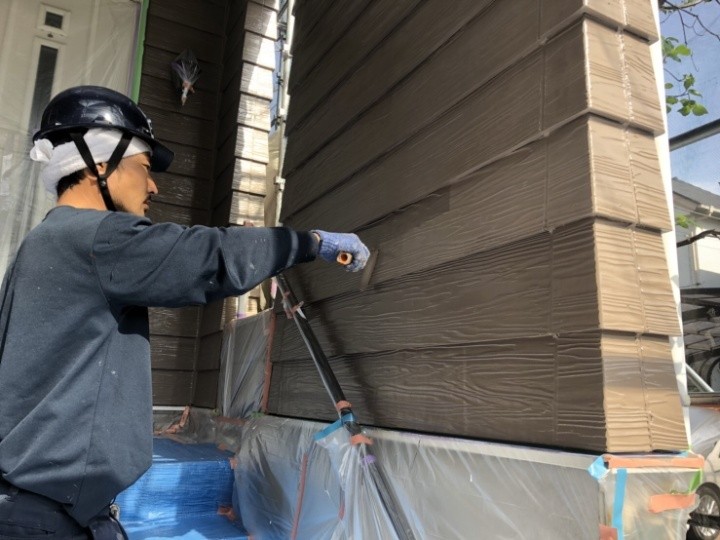 外壁の「上塗り」作業