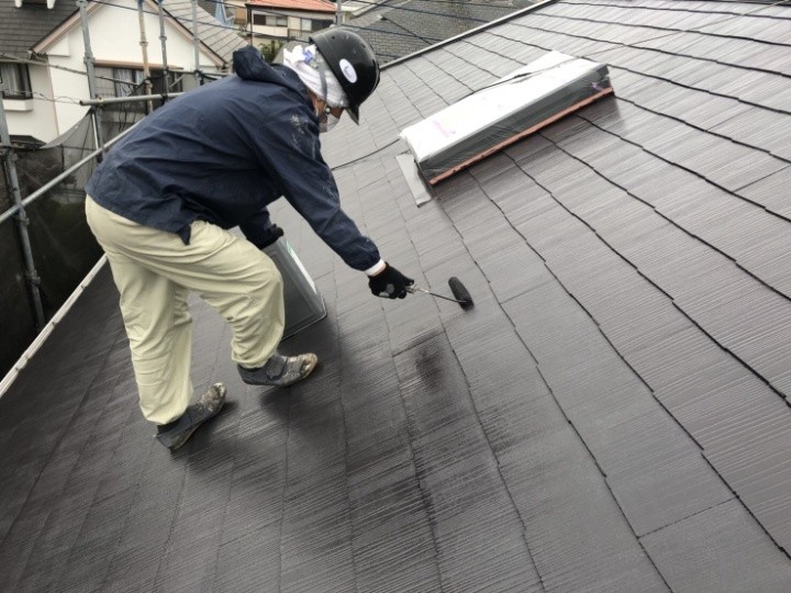 屋根の「上塗り」作業