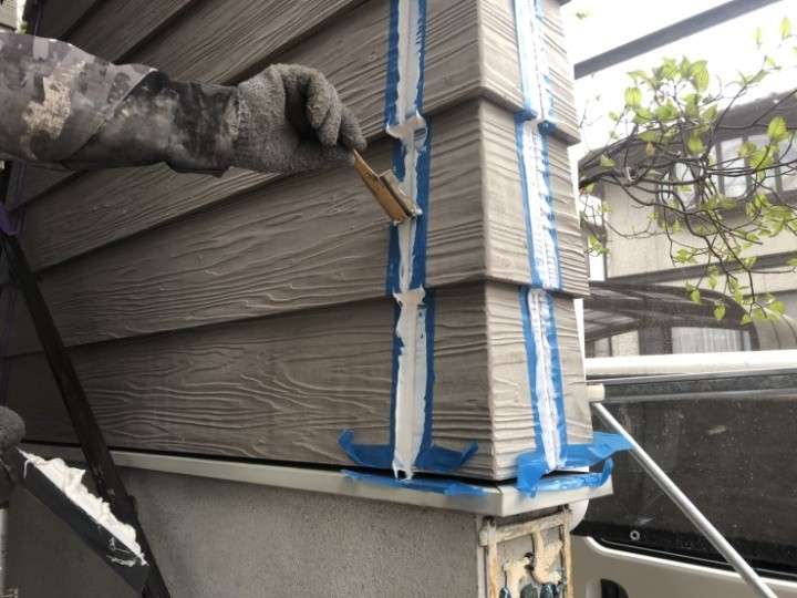 サイディング外壁にコーキング処理を実施