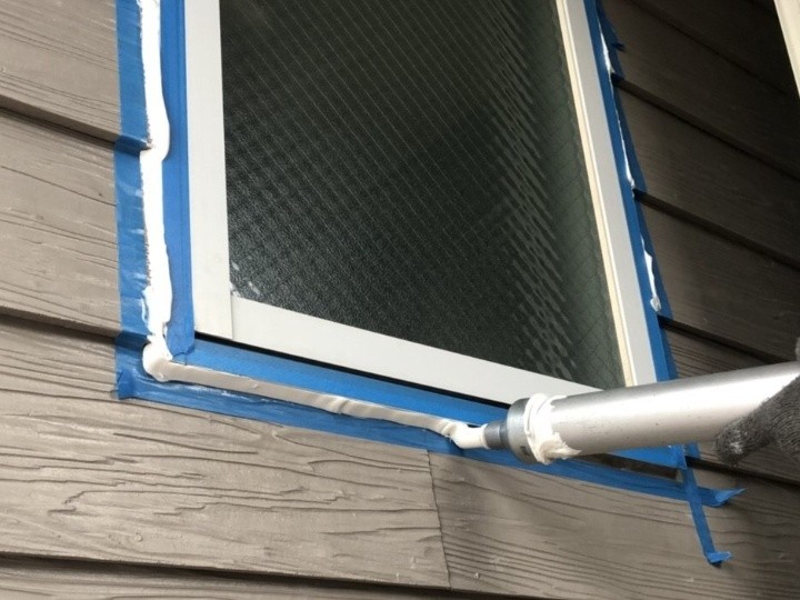 サッシまわりのコーキングに打ち増し作業