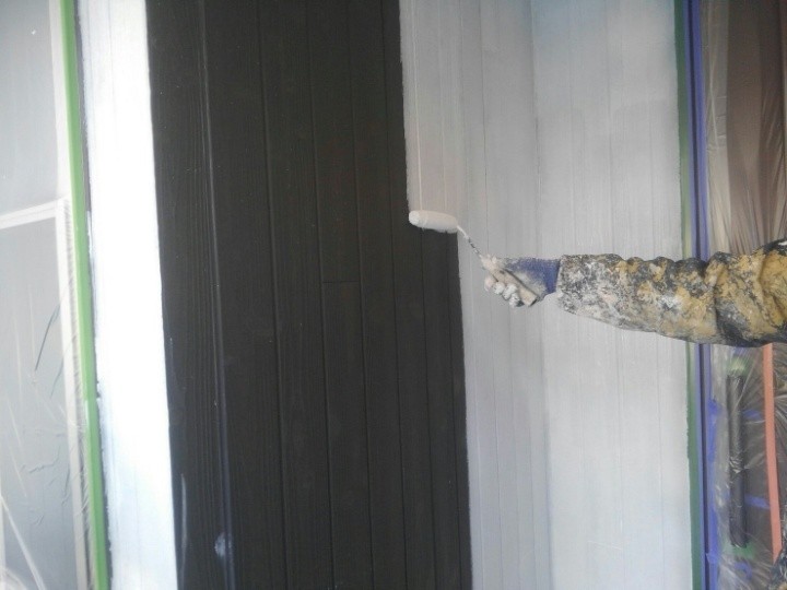 外壁の「下塗り」作業