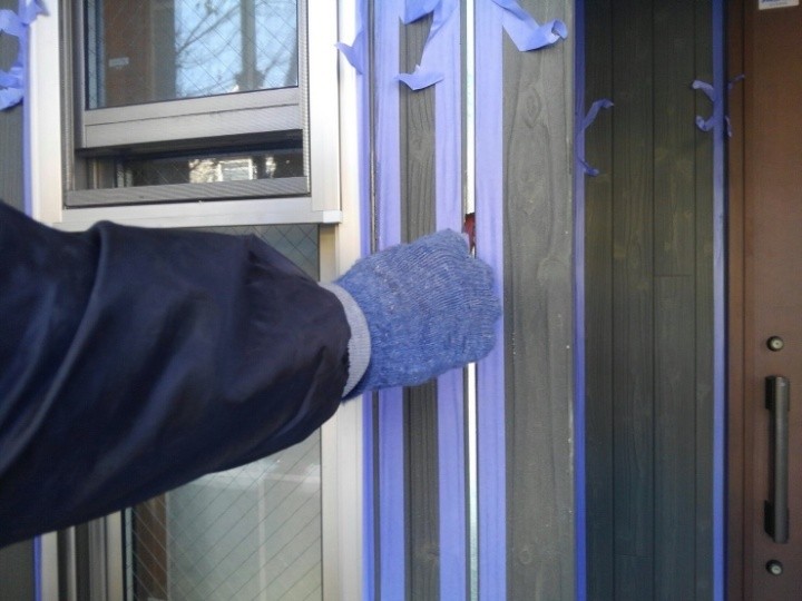 サッシ周りにコーキング「打ち増し」作業