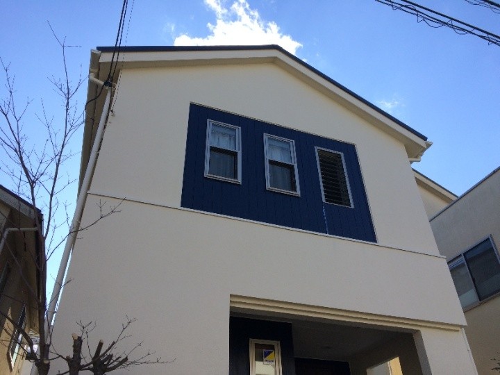 亀裂補修工事とパーフェクトトップを用いた外壁塗装工事完工後の住宅