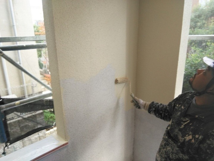 パーフェクトトップを用いた外壁の上塗り作業風景