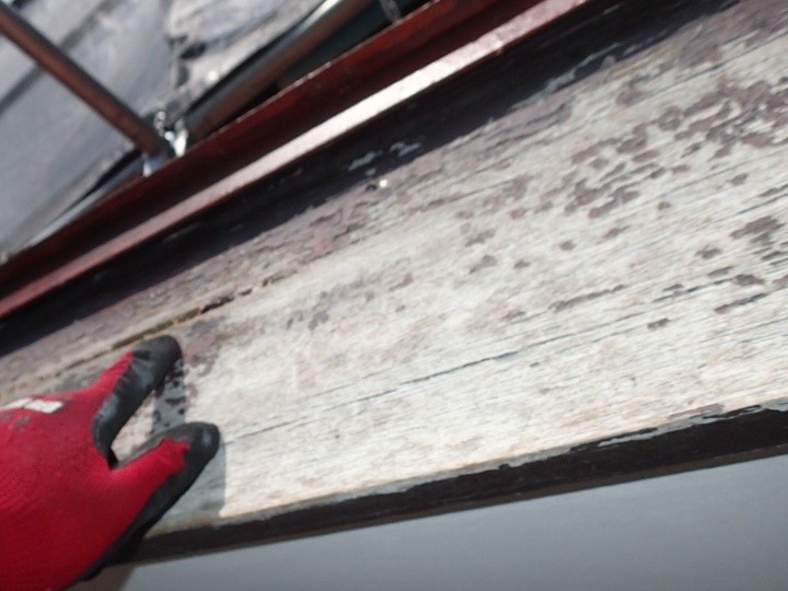 表面の塗膜が剥がれ雨水が板の内部まで浸透している破風板