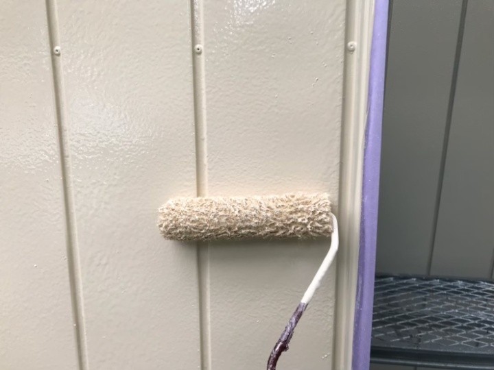 一液ハイポンファインデグロをローラーで均一に下塗り