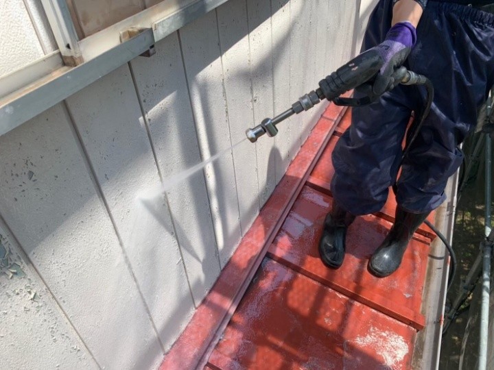 高圧洗浄する作業風景