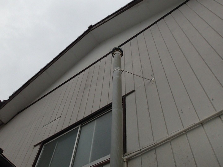 外壁のあちこちで色あせや汚れが目立っている状態