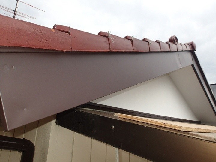 破風板に板金巻きする補修工事後の状態