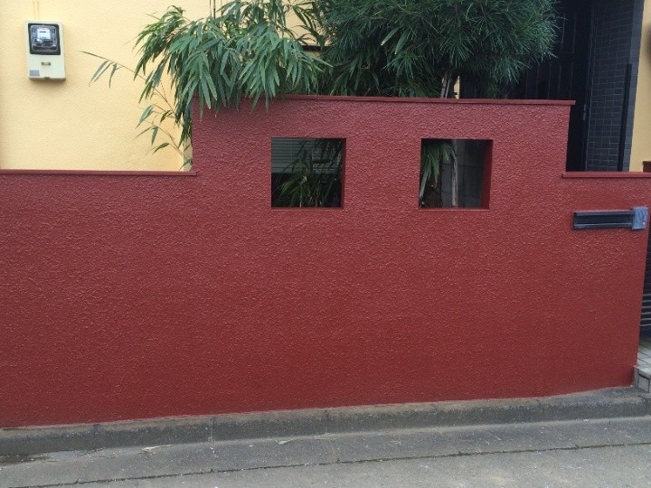 擁壁の塗装作業（仕上がり）