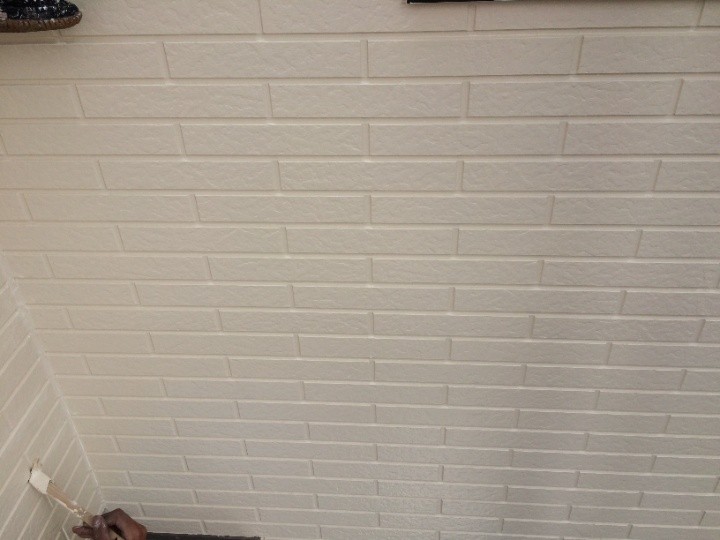 エスケー化研のプレミアムシリコンを使用した外壁の上塗り作業