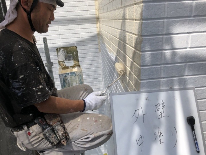 エスケー化研のプレミアムシリコンを使用した外壁の中塗り作業