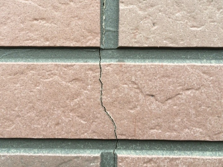 窯業系サイディング自体にも細かなひび割れ（クラック）が確認