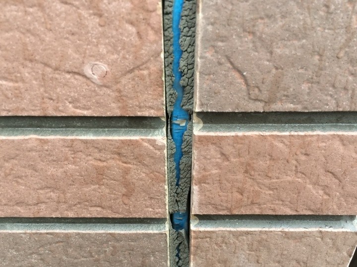 コーキングの劣化が進みハットジョイナーが見えている状態