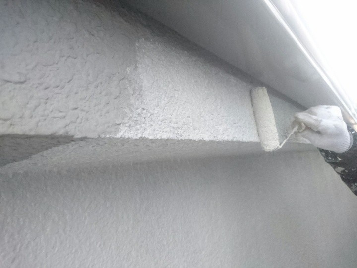 モルタル壁用の下塗り材「パーフェクトフィラー」を塗布