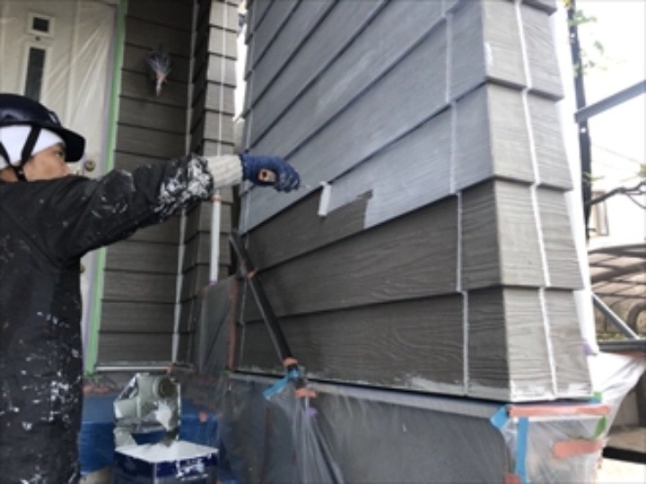 パーフェクトサーフを用いた外壁の「中塗り」作業