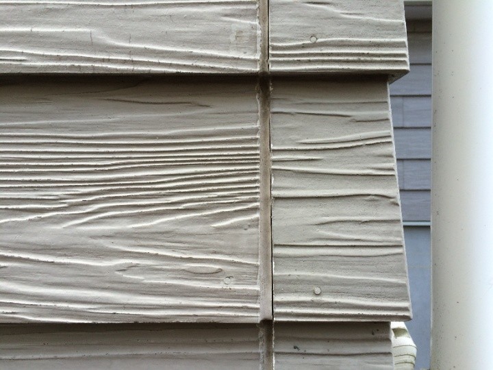 コーキングが劣化してサイディングとの間に隙間が生じている状態