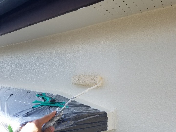 塗料材「プレミアムシリコン」で上塗り作業