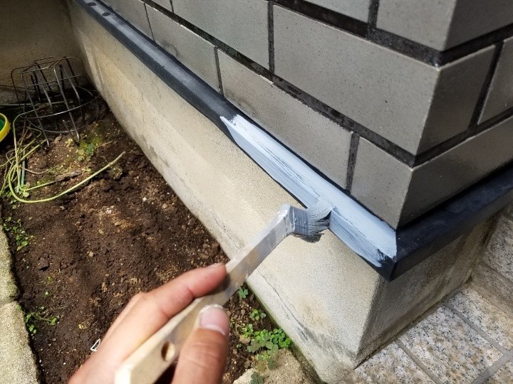 鉄部に塗装作業