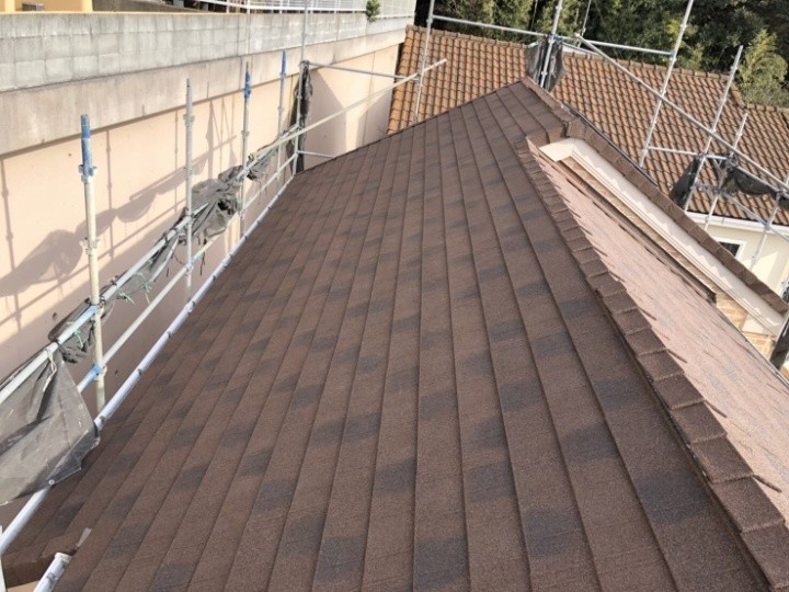 化粧スレートからディプロマット屋根にカバー工事を実施したお住まい