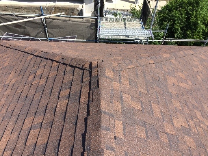 雨漏りした屋根にオークリッジスーパーを用いた屋根葺き替え工事を実施した外観