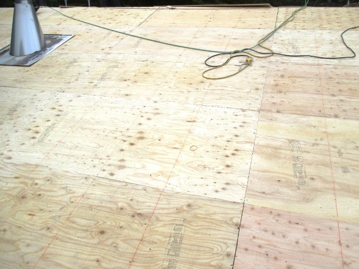 新しい野地板の重ね張り