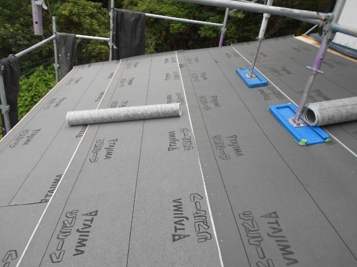 新しい防水紙の施工