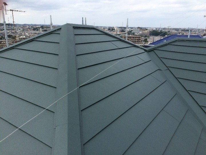 屋根にスーパーガルテクトを用いた屋根カバー工事が完工したお住まい