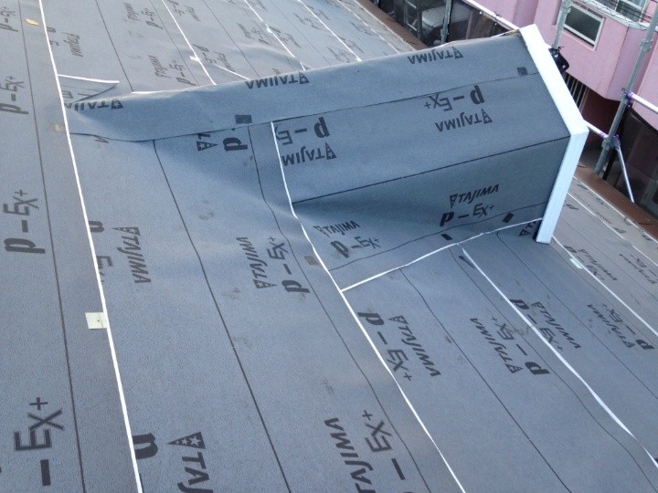 防水紙の敷設と下葺き作業