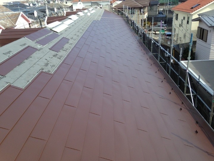 断熱材付き金属屋根材の葺き込み