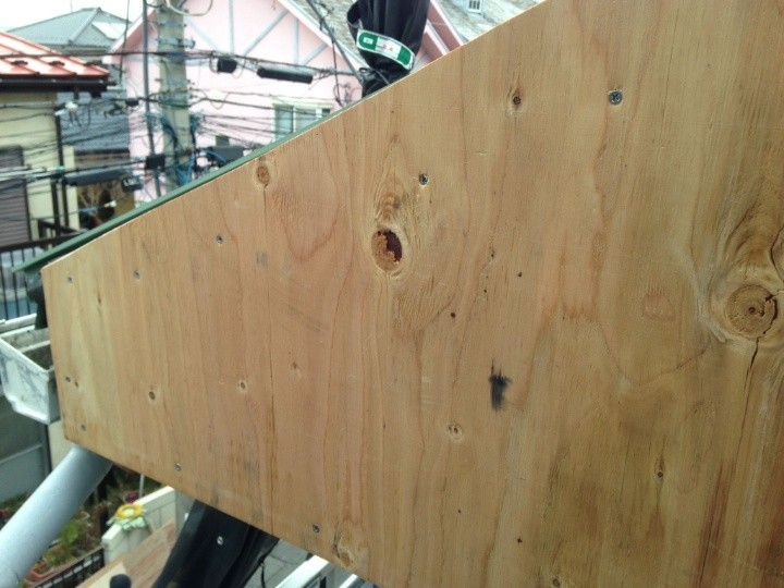 飛散したケラバ部分の復旧