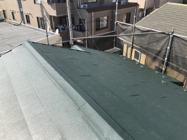 劣化したスレートからスーパーガルテクトへ屋根カバー工事した後のお住まい