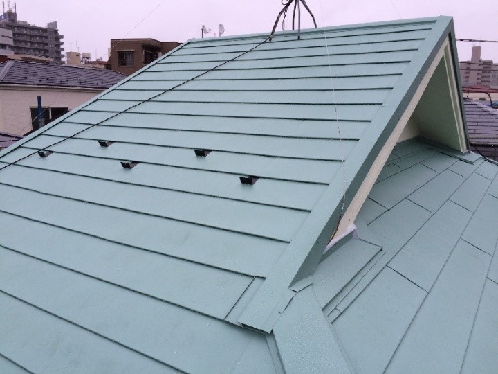 屋根にスーパーヒランビーきわみを用いたカバー工事（工法）が完工した外観