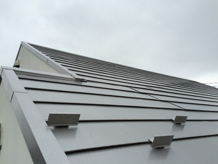 屋根材の状態と固定ポイントの調査