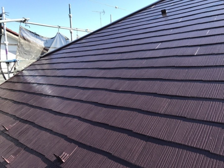 棟板金の交換工事とスレートの屋根塗装工事が完工した外観