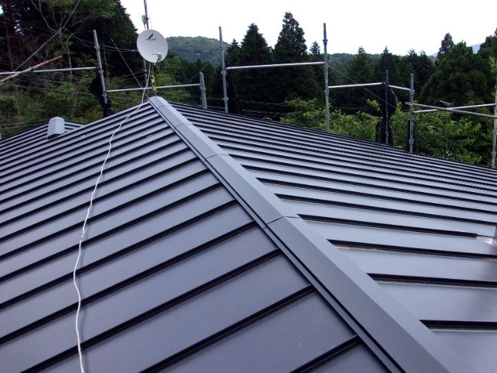 築35年の瓦棒屋根をガルバリウム鋼板製の立平葺きへ葺き替え工事したお住まい