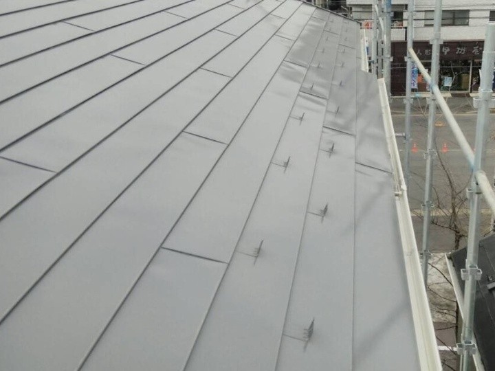 屋根に設置された既存雪止めの確認