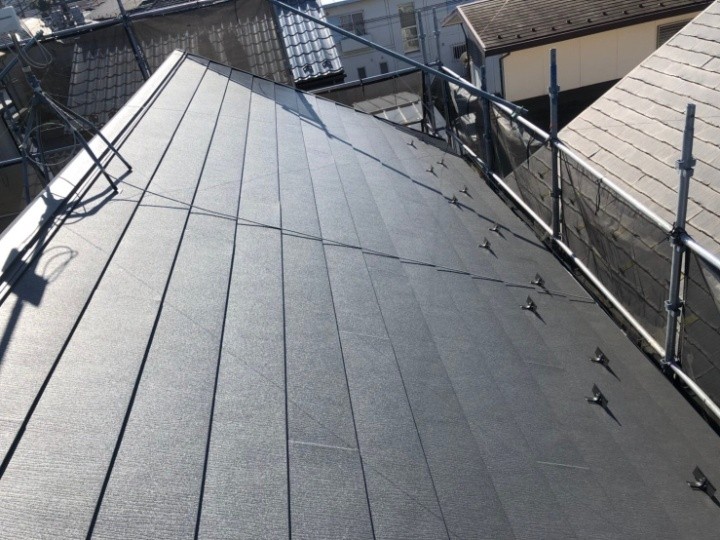 スーパーガルテクトを用いた屋根カバー工事を実施した外観