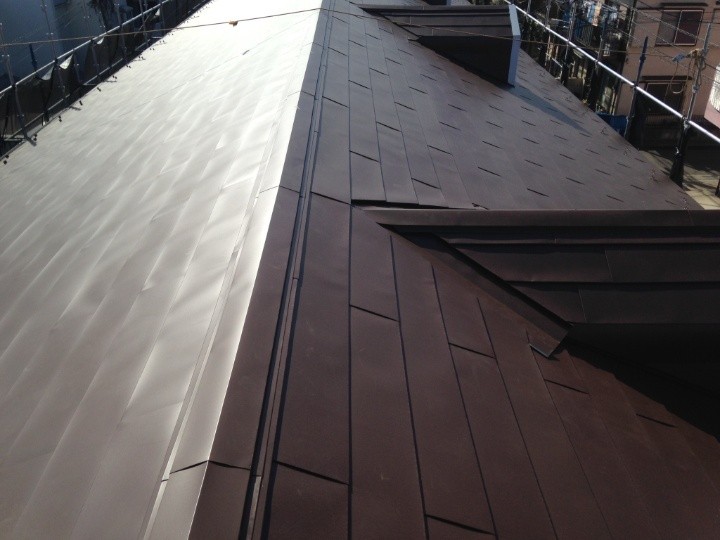 断熱材付き金属系屋根材を用いたカバー工事が竣工したアパート