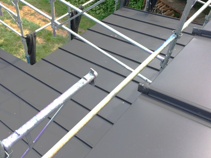 ガルバリウム鋼板製の立平葺きへ葺き替え工事した下屋