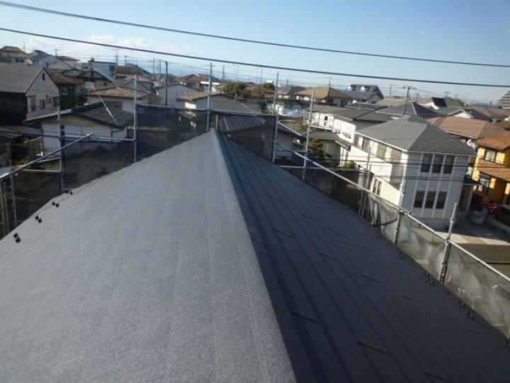 スレート屋根をスーパーガルテクトへ葺き替え工事した後の住居