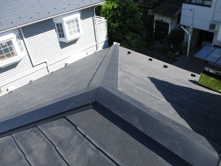 屋根の棟板金に交換工事が完工したお住まいの外観