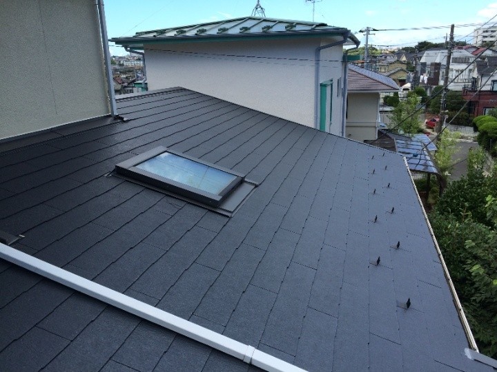 屋根材コロニアルクアッドを用いた葺き替え工事後の住宅