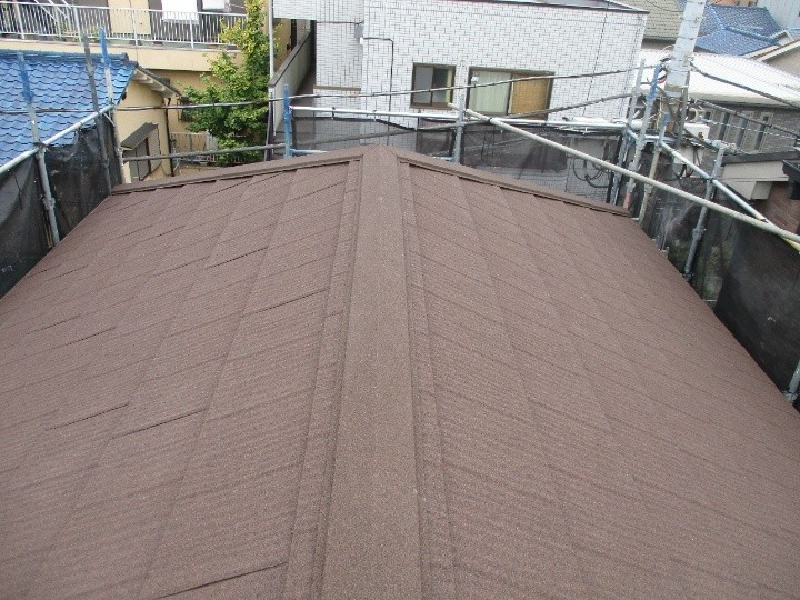 屋根にエコグラーニを使用した葺き替え工事後の外観