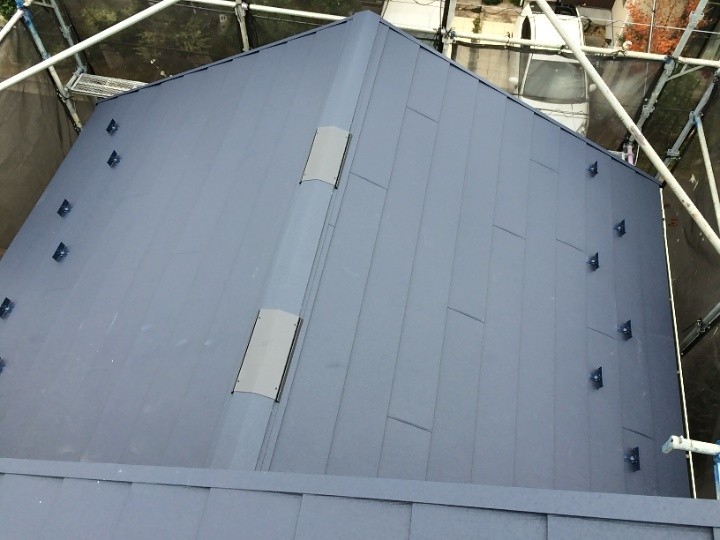 スーパーガルテクトを用いた屋根カバー工事が完工したお住まい