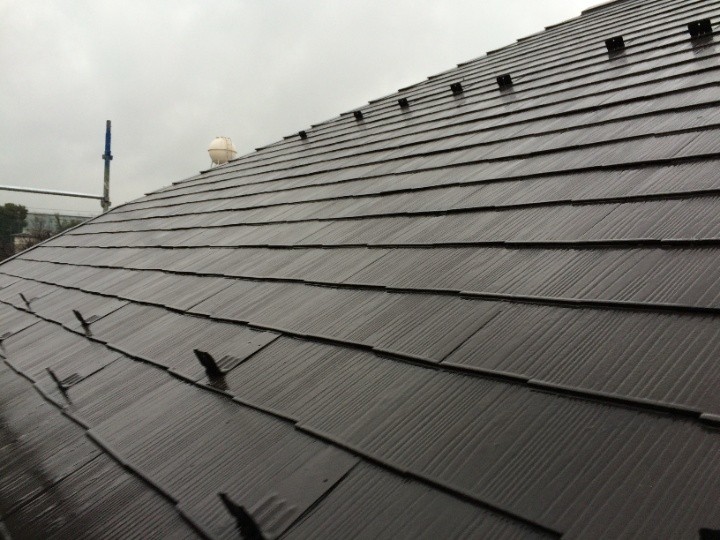 屋根材と雪止めの位置関係を細かく点検